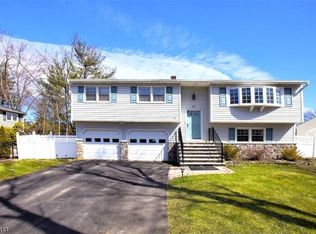 41 Oakey Dr, Kendall Park, NJ 08824