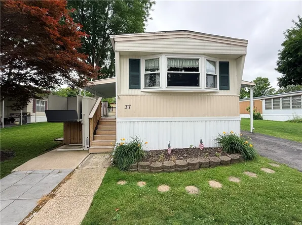 37 Keuka Ln, Manchester, NY 14504