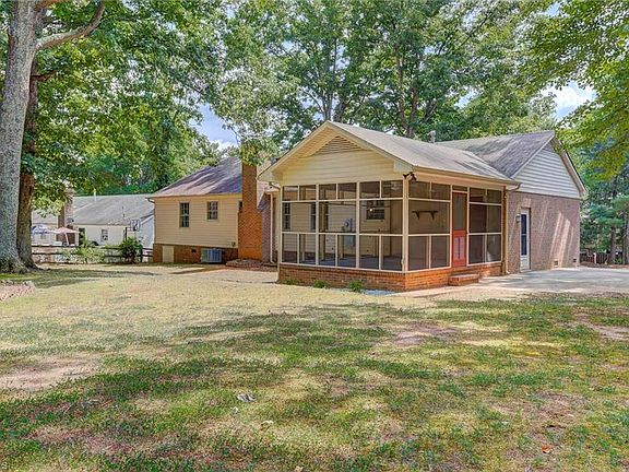 4th image of 302 Village Ln