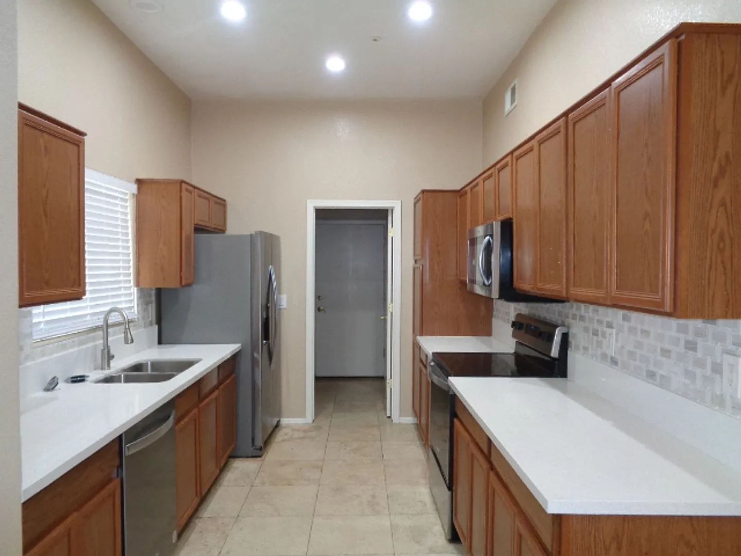 Great 3 bedroom house in gated community near Arrowhead Town Center — Photo 2