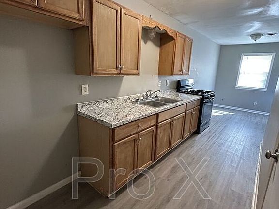 3rd image of 901 1/2 S Taylor St
