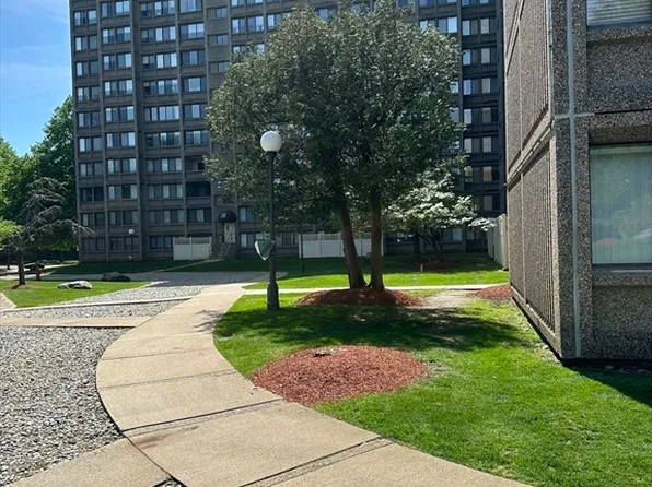 250 Hammond Pond Pkwy APT 111N, Newton, MA 02467