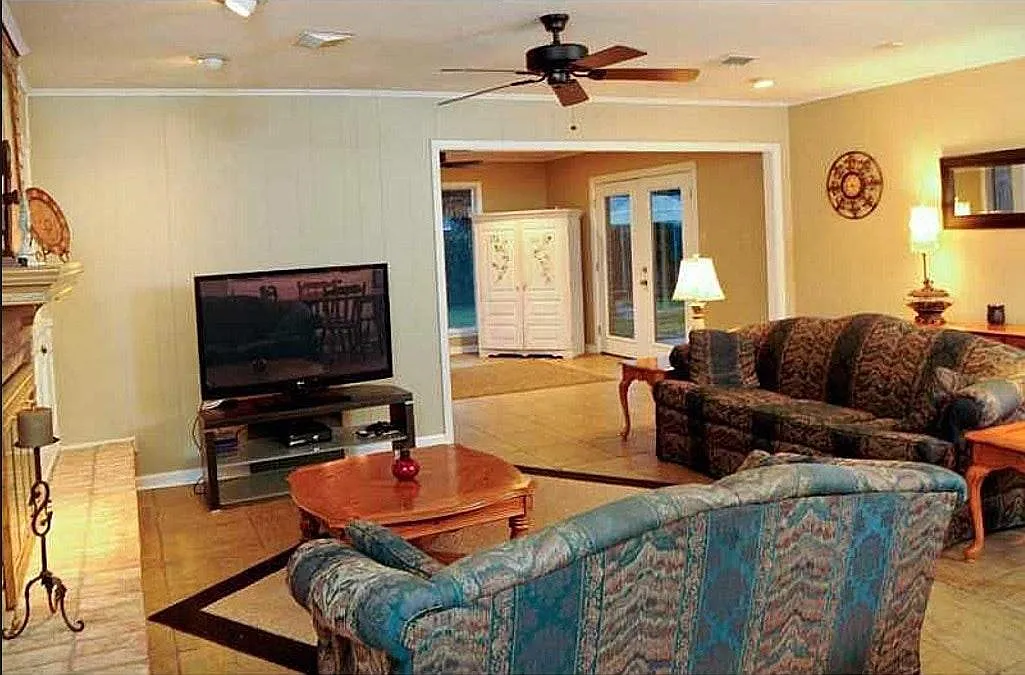 3 bed, 2300 sqft, $1,950 — Photo 4