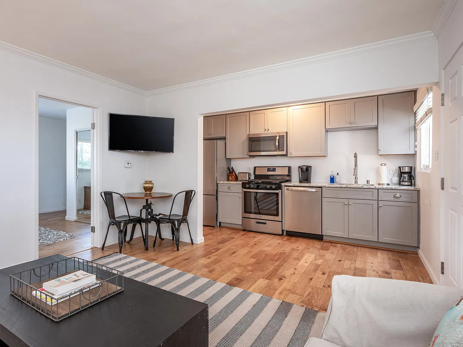 1 bed, 690 sqft, $4,150 — Photo 2