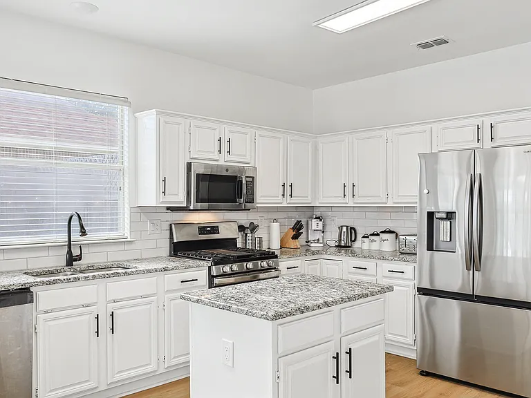 806 Longleaf Dr — Photo 16
