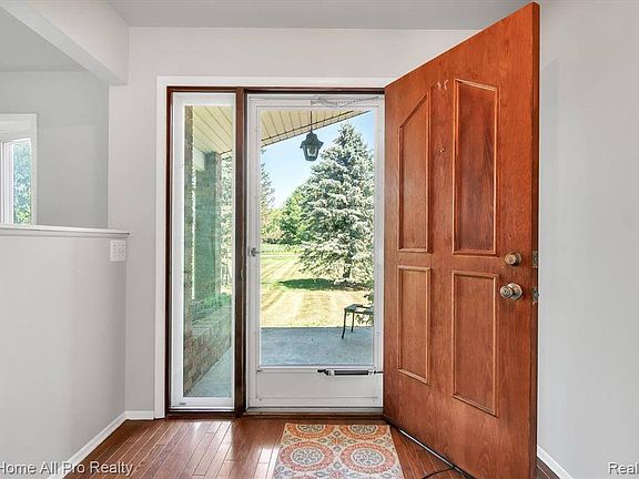 4th image of 32855 Sibley Rd