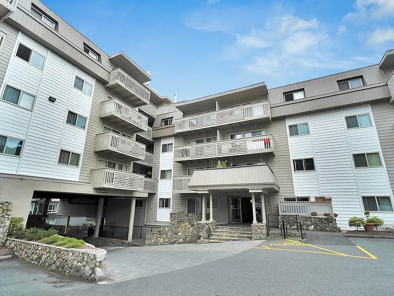 948 Esquimalt Rd — Photo 16