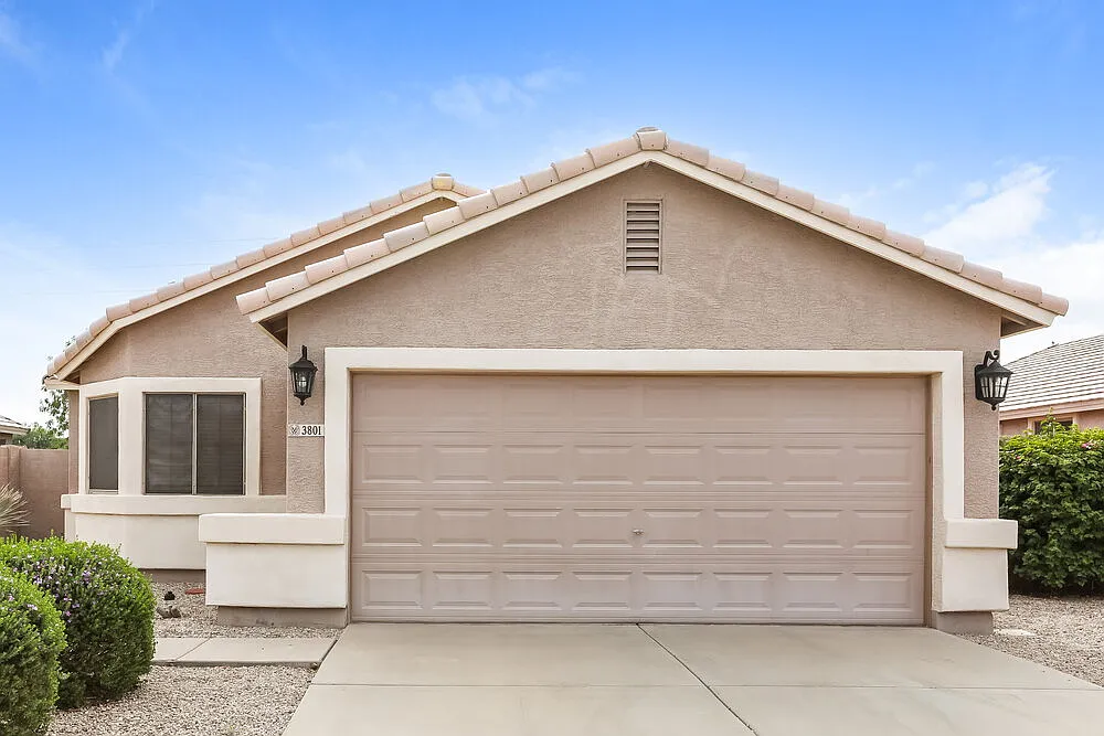 3 bed, 2.0 bath, 1665 sqft, $2,605 — Photo 1