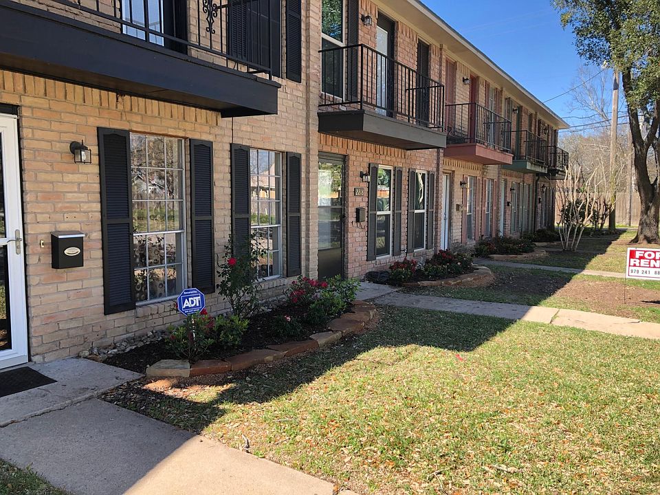 2216 Cypress -- Townhouse Unit # 8 
Bay City, Texas 77414