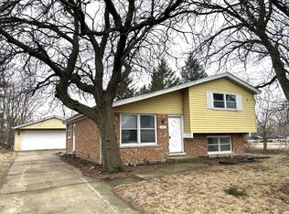 2333 Charmingfare Dr, Woodridge, IL