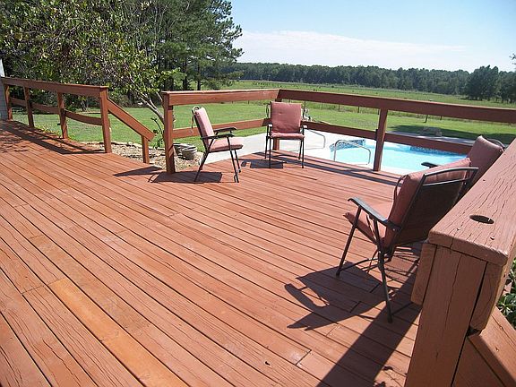 huge deck, level back yard