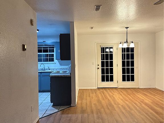 3rd image of 800 Meghan St