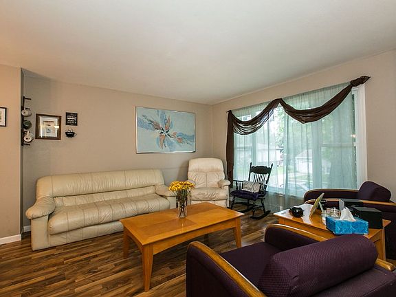 3rd image of 2585 Rosewood Dr