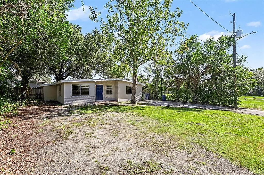 3 bed, 1.0 bath, 1366 sqft, $2,000 — Photo 3