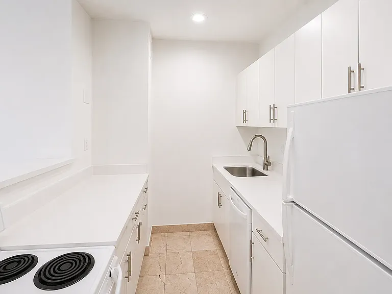 213 E 37th St #6N — Photo 4