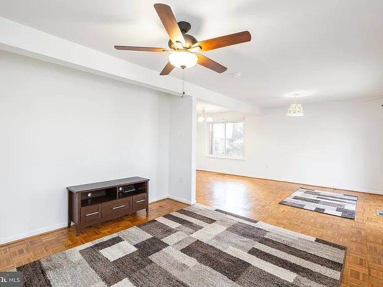 12265 Greenleaf Ave — Photo 8