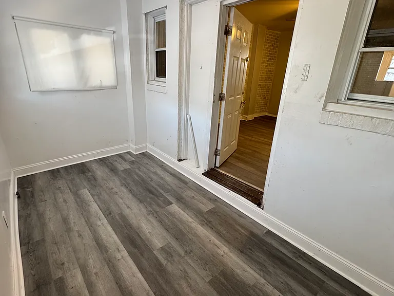 1142 E Woodlawn St — Photo 2