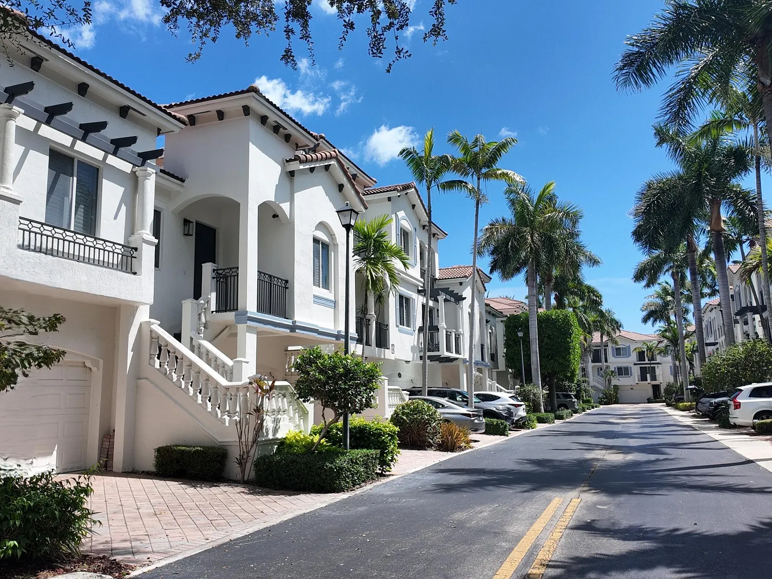 3 bed, 3.5 bath, 2524 sqft, $6,000 — Photo 2