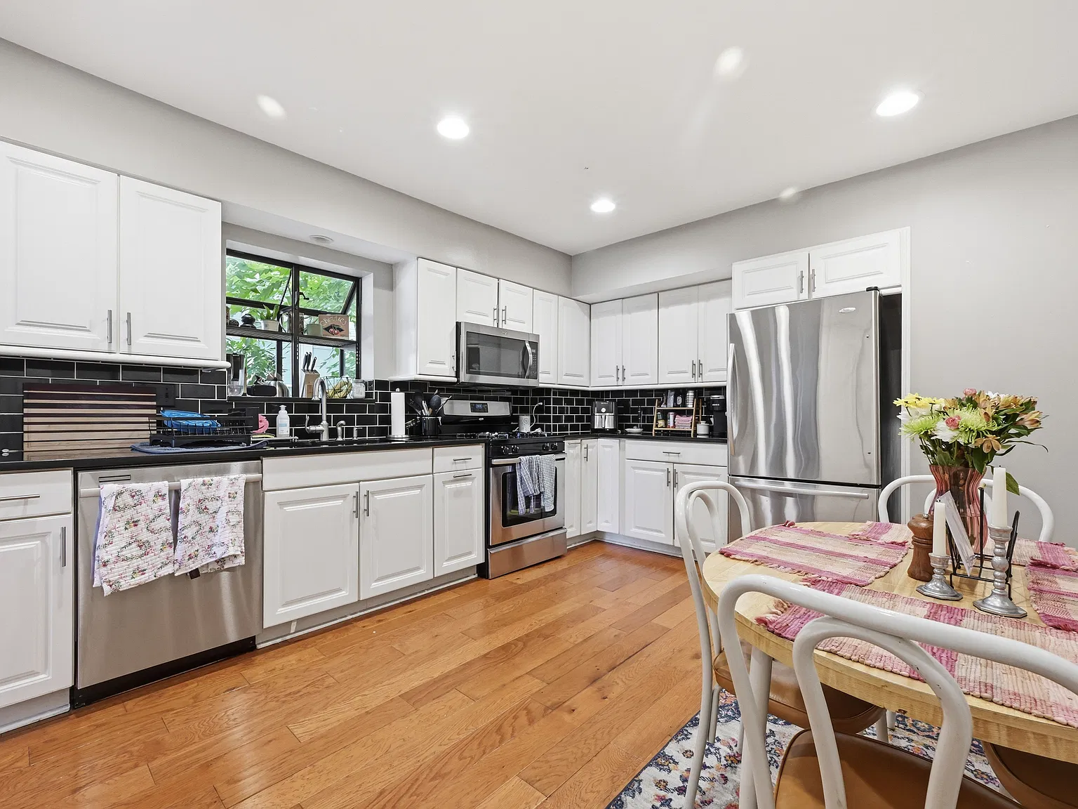 2 bed, 1024 sqft, $2,200 — Photo 4