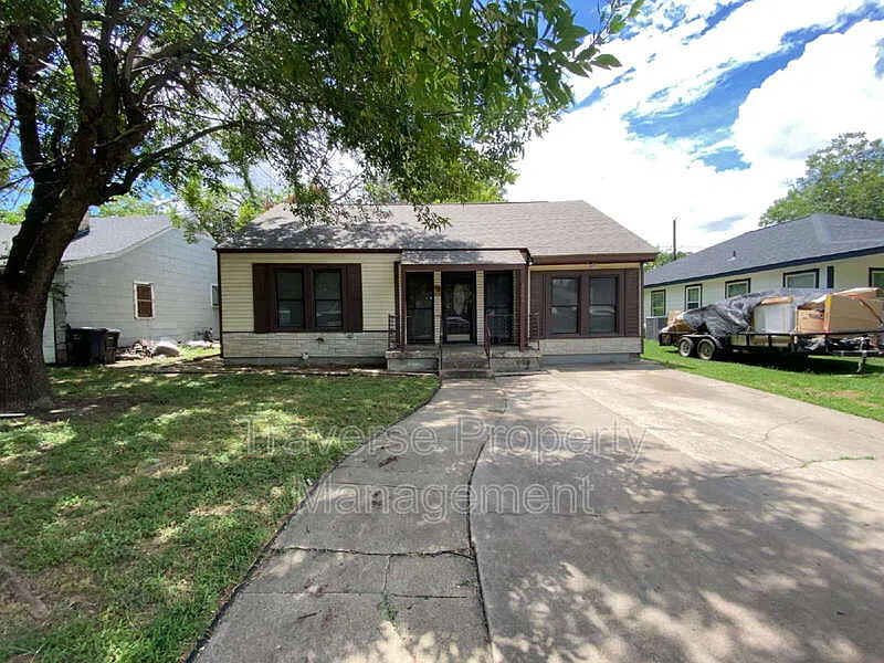 4 bed, 2.0 bath, 1302 sqft, $1,925 — Photo 2