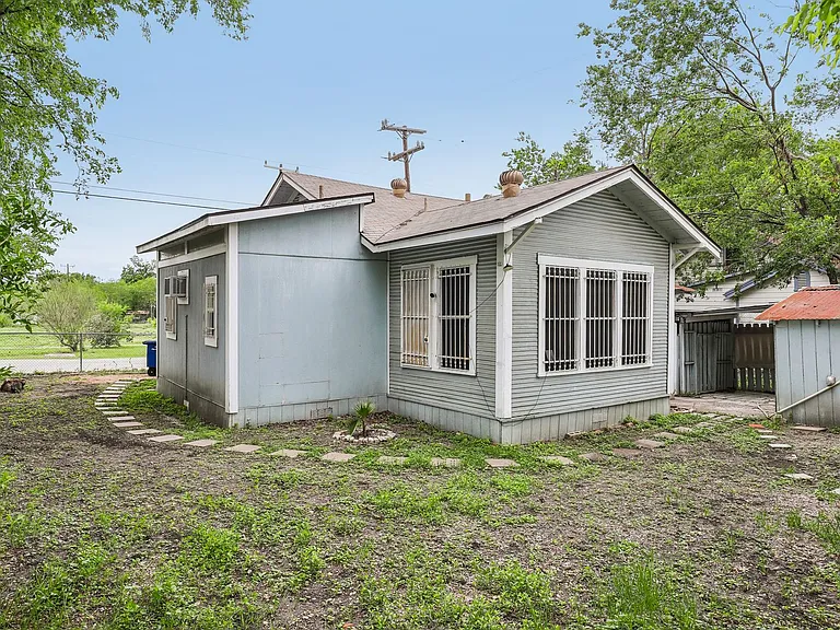 2310 N Sabinas St — Photo 24