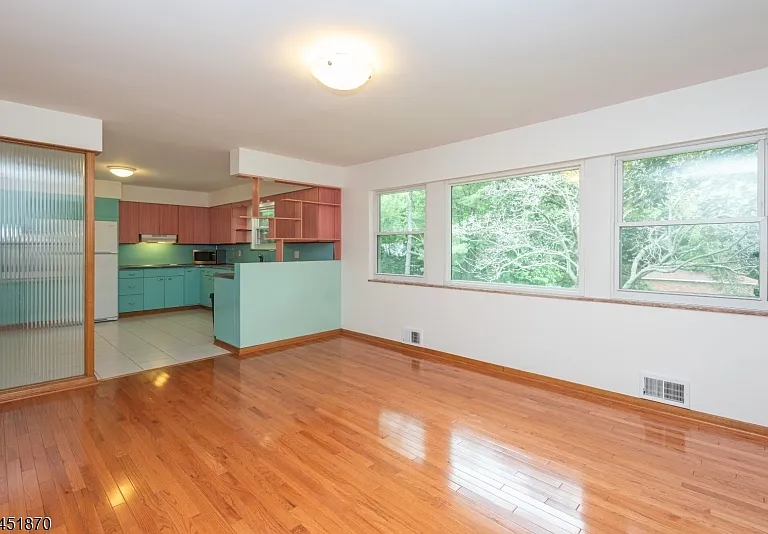 681 Easton Ave — Photo 8