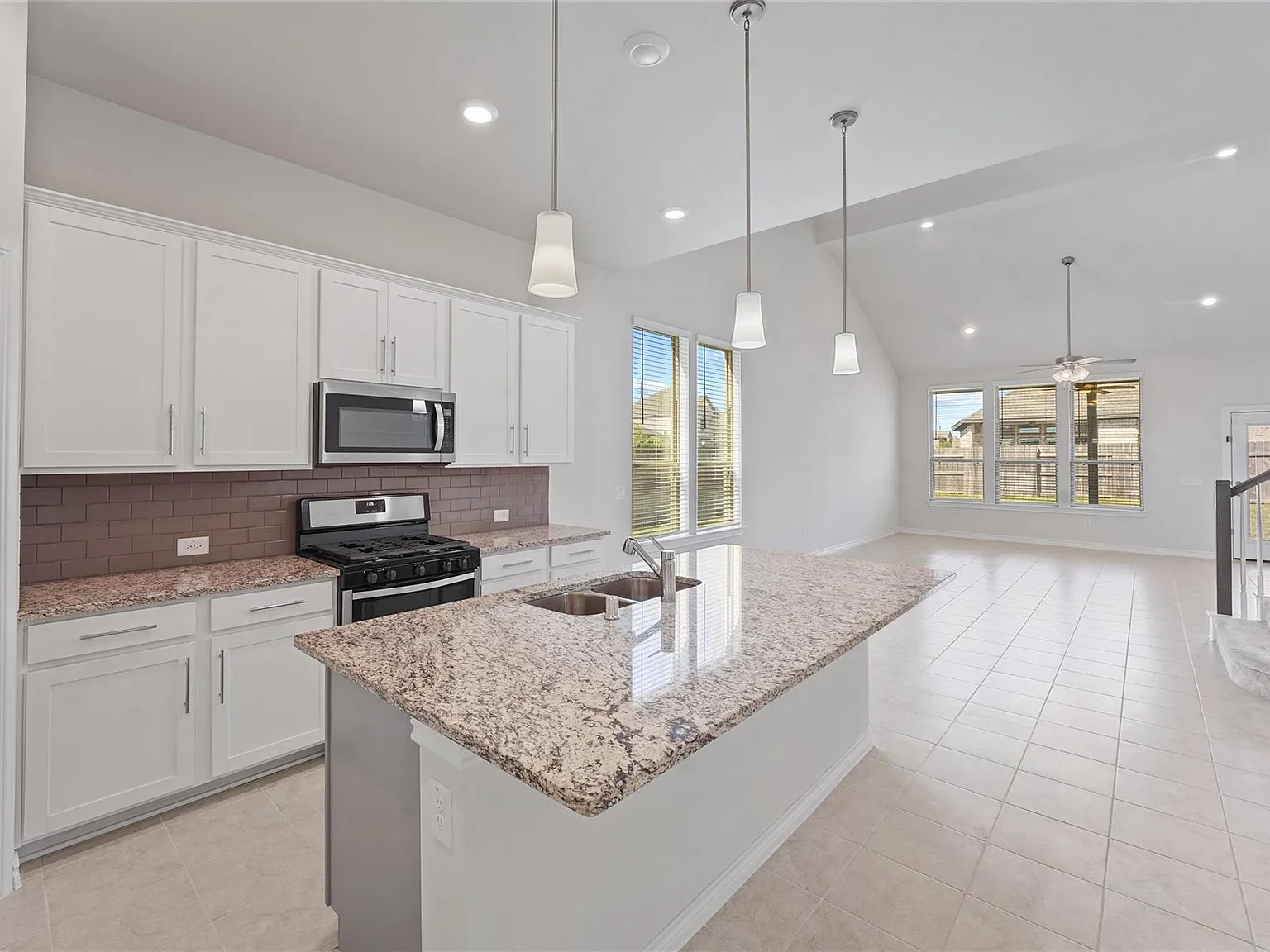 4 bed, 2.5 bath, 2589 sqft, $3,000 — Photo 3