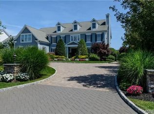 41 Legends Cir, Melville, NY 11747