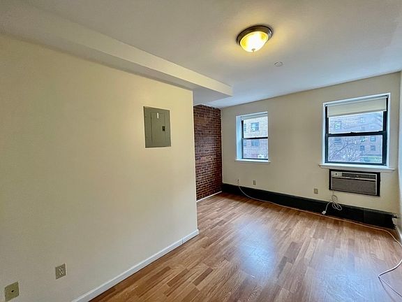 3rd image of 216 Hoyt St #2B