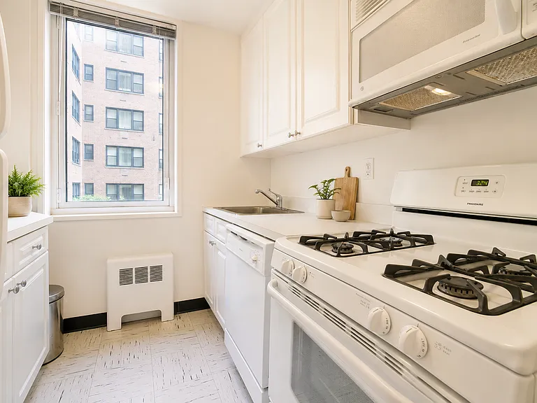 212 E 47th St #7B — Photo 3