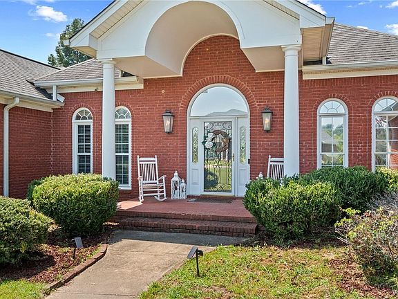4th image of 695 Homestead Ln