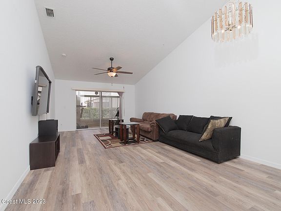 3rd image of 837 Poinsetta Dr