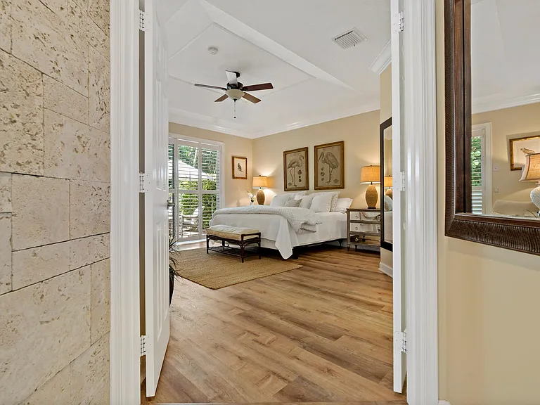 2140 N Maiden Ln — Photo 13