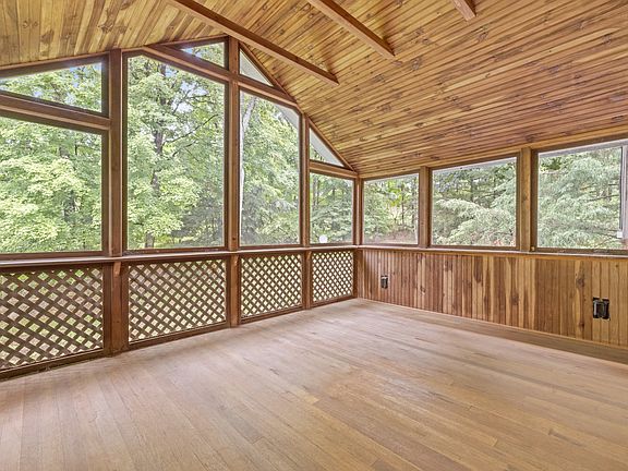 20 Upper Main Street