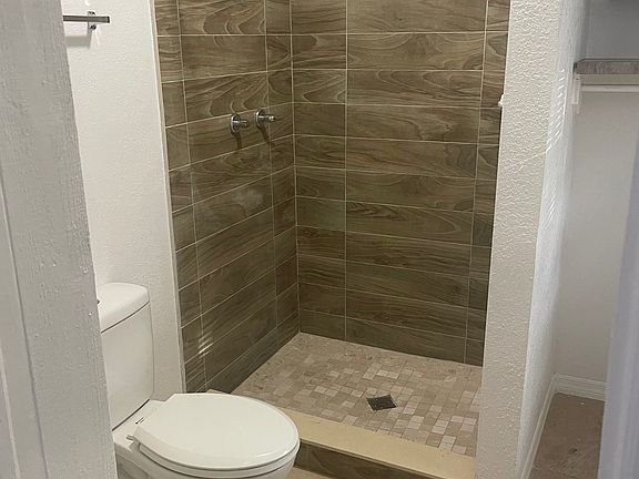 4th image of 1702 E Chelsea St #B