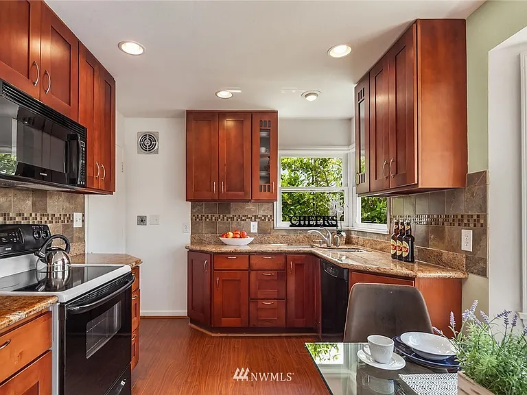 3202 42nd Ave SW — Photo 3