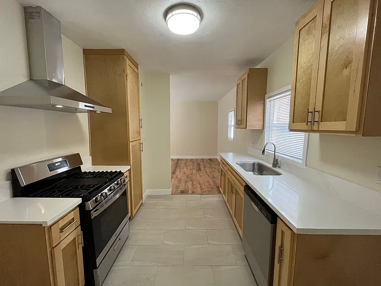 324 W Opp St #9 — Photo 3