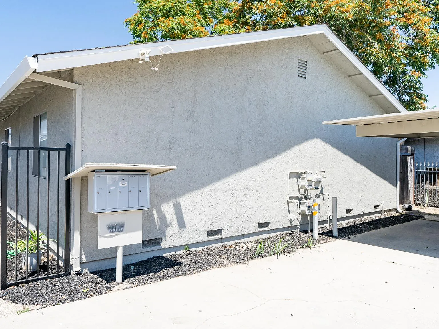 3 bed, 1200 sqft, $2,000 — Photo 2