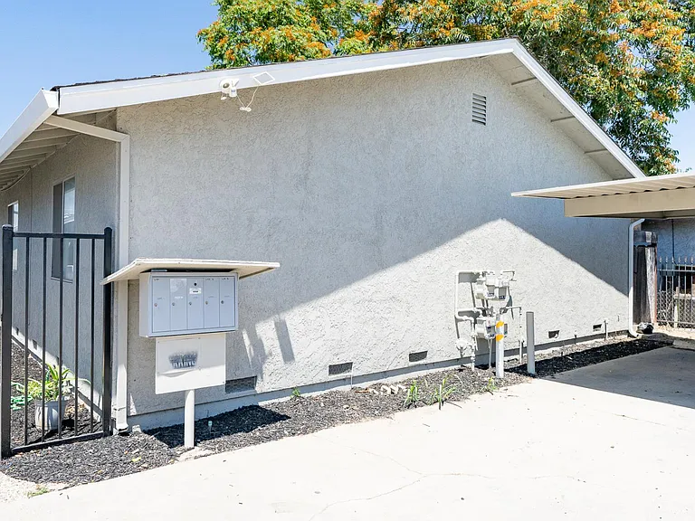 645 S Avenue 647A #647B-649B — Photo 2