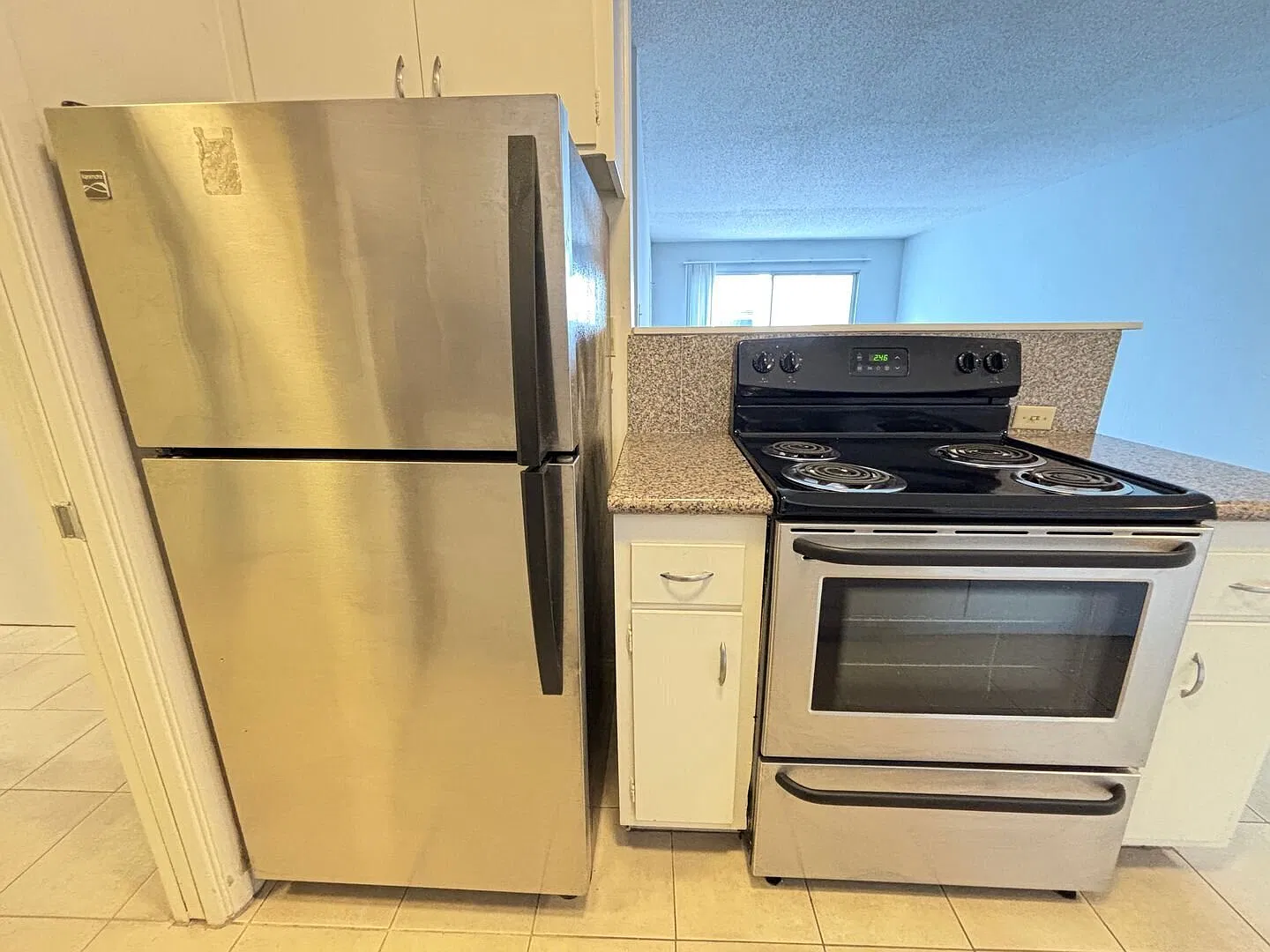 Spacious one bedroom with private balcony! — Photo 4