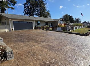 814 Paradise Ln, Brookings, OR 97415