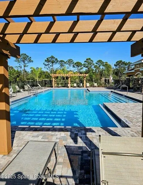 4 bed, 2.0 bath, 1828 sqft, $2,400 — Photo 2