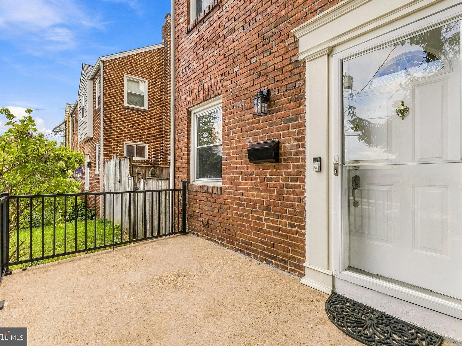 3 bed, 1.0 bath, 1824 sqft, $3,250 — Photo 3