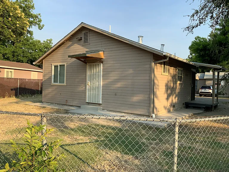 2534 Robindale Ave — Photo 4