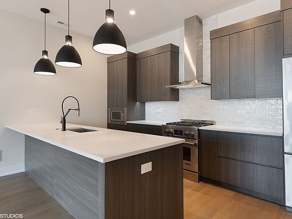 3rd image of 1938 W Augusta Blvd #403