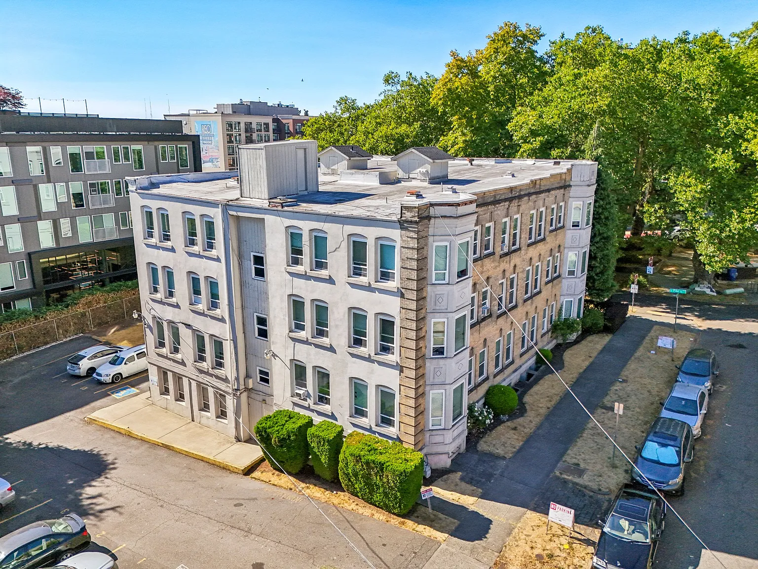 Imperial Apartments — Photo 2