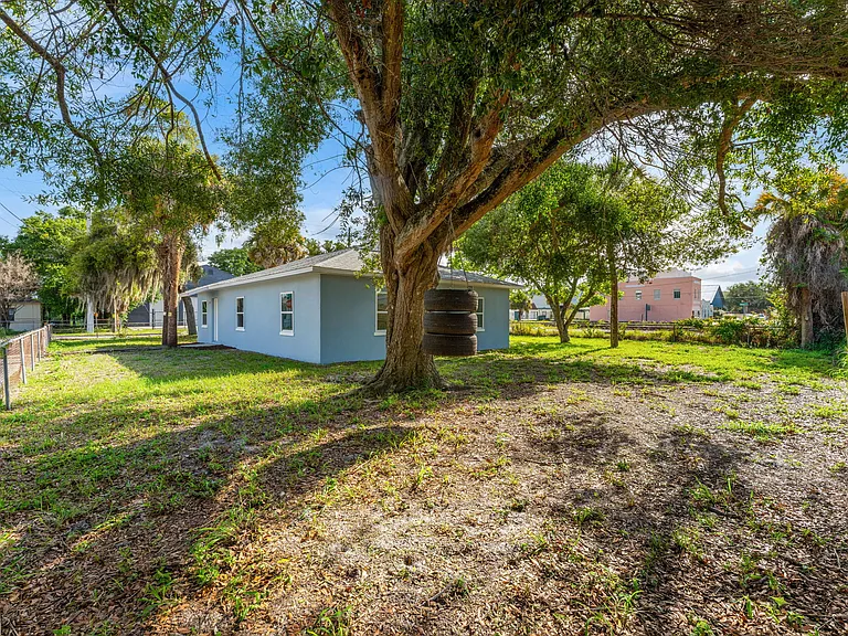 405 Dummitt Ave — Photo 3