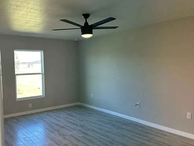 3610 NE 9th Pl — Photo 8