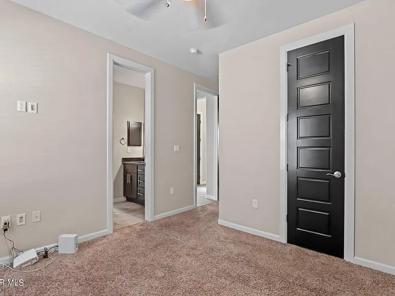 400 Royal Crown Rd — Photo 26