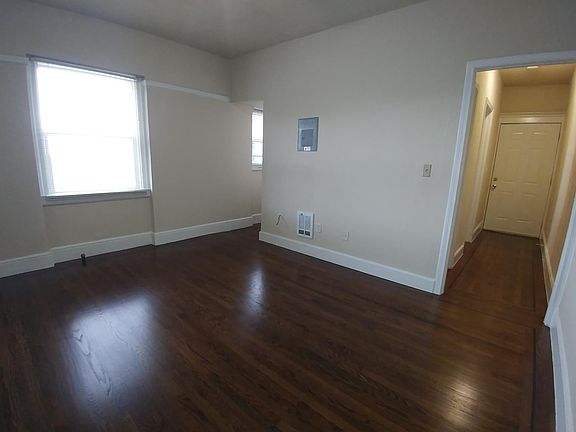 2nd image of 850 S Van Ness Ave